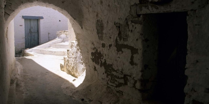 Alley. Apiranthos village.
Naxos island. Cyclades. Greece.
George Detsis. 09/2004.